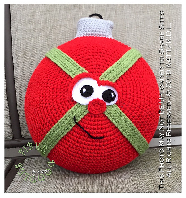 Ravelry Christmas Ornament Pillow pattern by K4TT