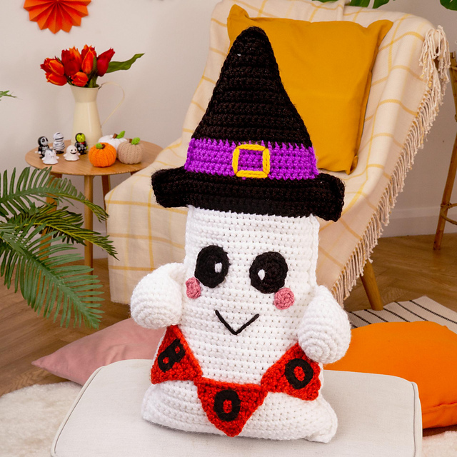 Ravelry Ghoulie the Ghost Cushion pattern by Heather C Gibbs (KCACO.UK)