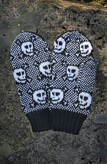 Merry Skull Mittens / Hilpeät kallotumput