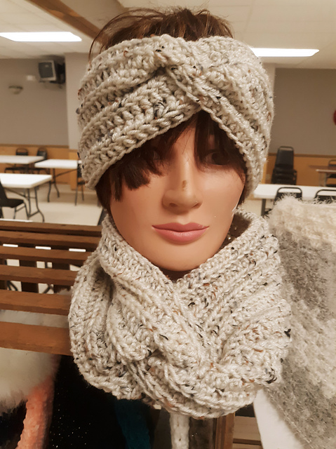 Infinitely Amorous Earwarmer & Cowl
