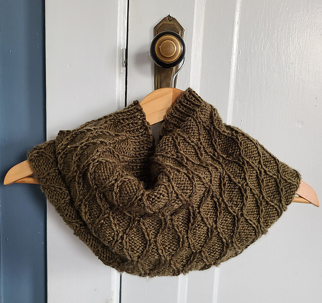 Twisted Trellis Cowl
