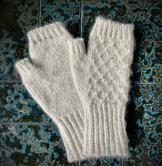 Linda fingerless mittens