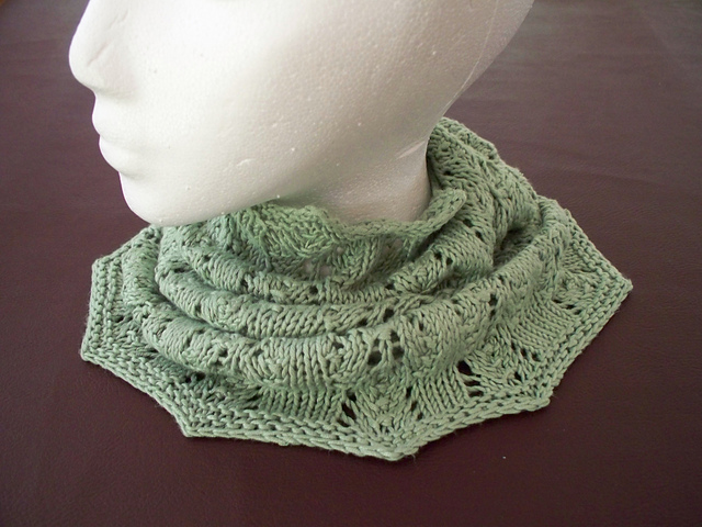 Rosebud Trellis Cowl
