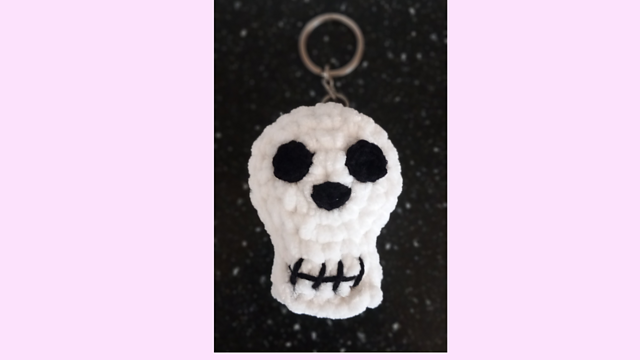crochet skull keychain