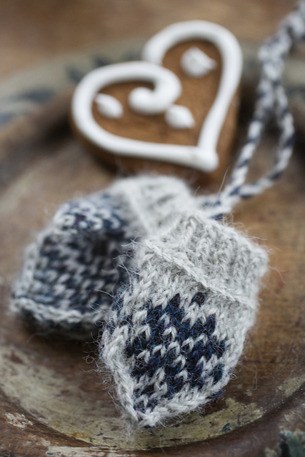 Mini Christmas Mittens