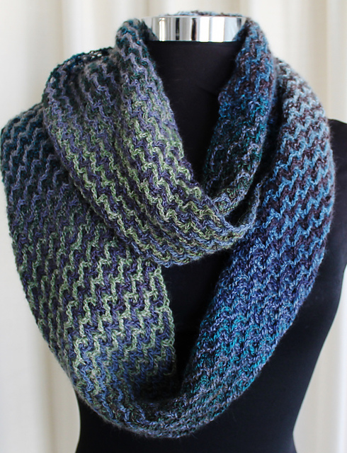 Ravelry: Interlocking cowl pattern by Kaye Adolphson