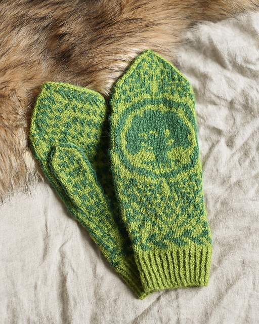 Green planeswalker mittens