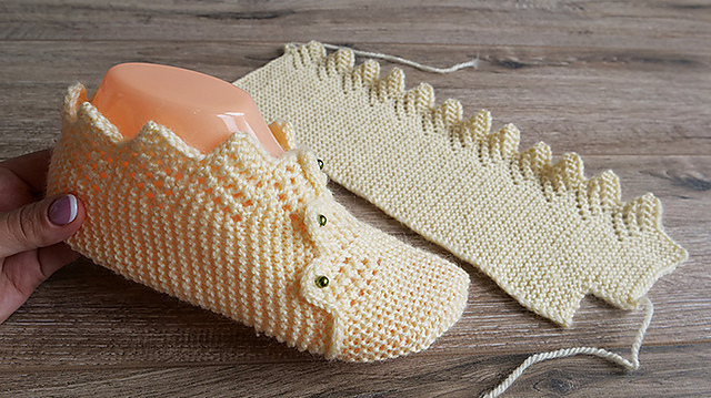 Slippers with border