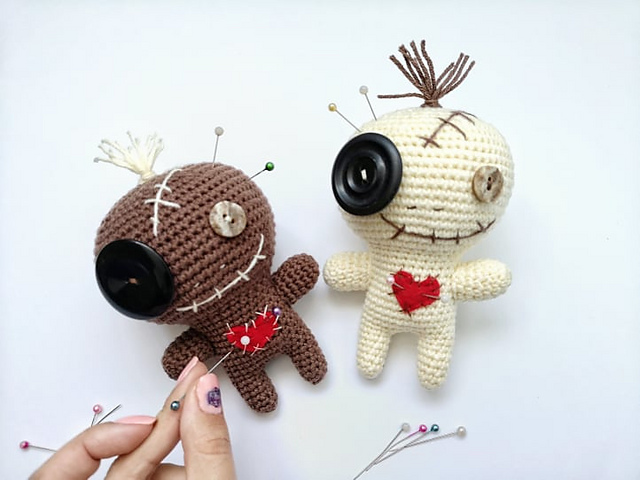 Standing voodoo doll amigurumi