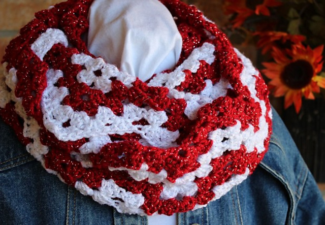 Candy Cane Ripple Cowl