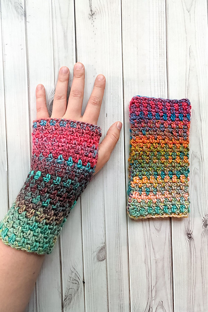 Fingerless Gloves in Granite Stitch