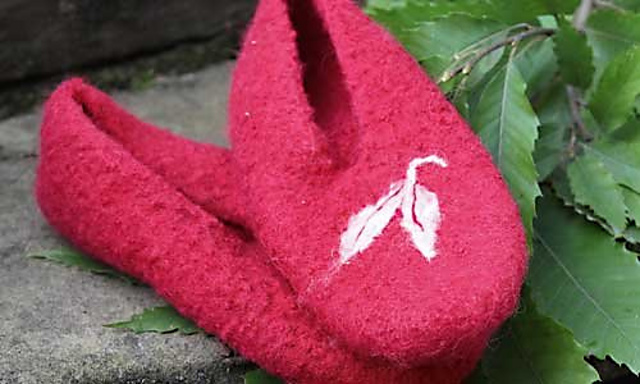 Rote Filzpuschen aus Alpakawolle mit Blättern**