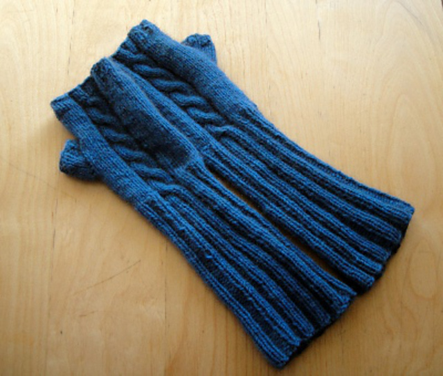 Cabled fingerless gloves