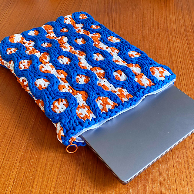 Ravelry: Cable chain laptop case pattern by Klara Nilsson