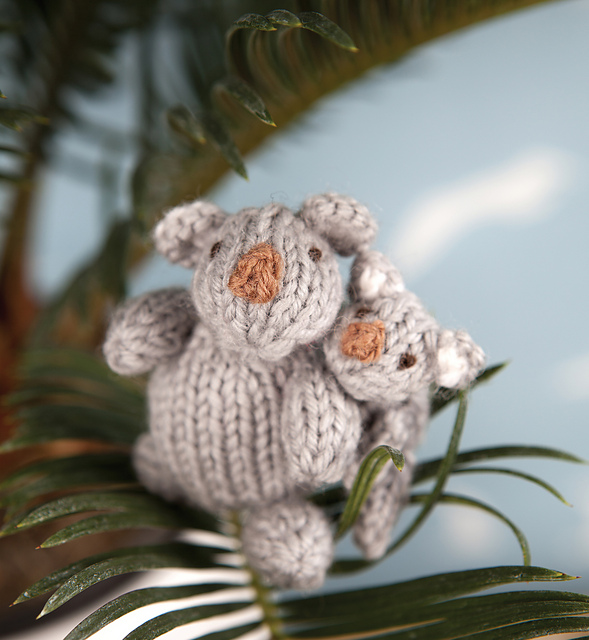 Mummy koala and baby koala bears
