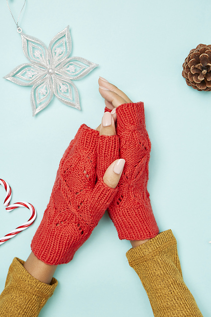 Poinsettia Mitts