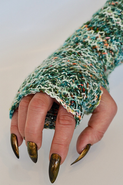 Dragon-Scale Gauntlets (knit)