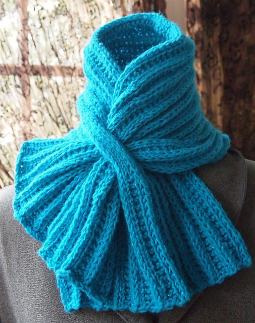 Ribbed Keyhole Scarf