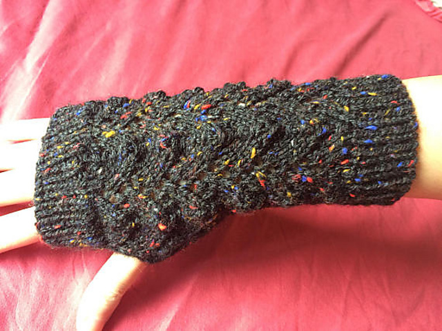 Dragon Scale Lace Gloves