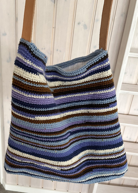Shoulder bag from yarn scraps