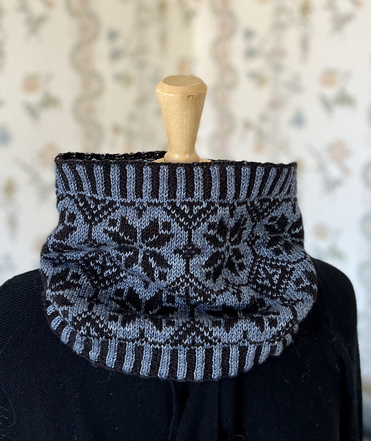 Nordic Rose Cowl