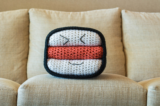 miniクーハン×イニシャルminiクッション Ravelry: Spam Musubi Pillow & Mini Musubis pattern by Lorna Watt
