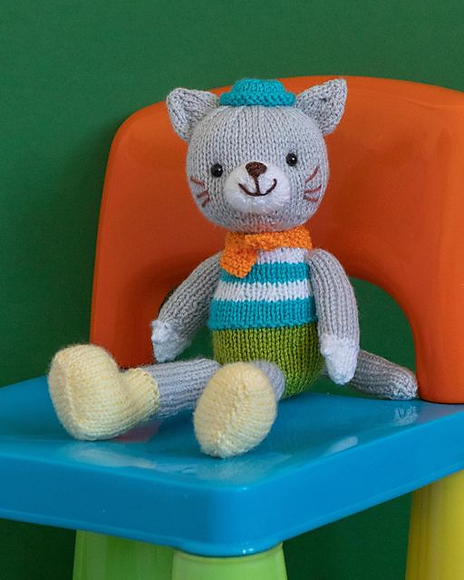 Ravelry: Cat with scarf pattern by Sachiyo Ishii