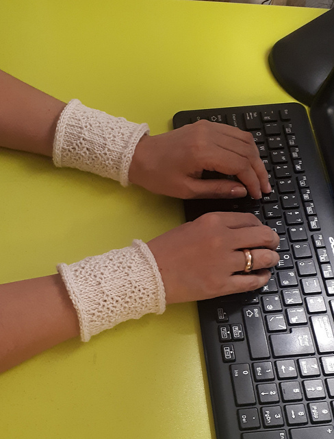 twined knitted cuffs