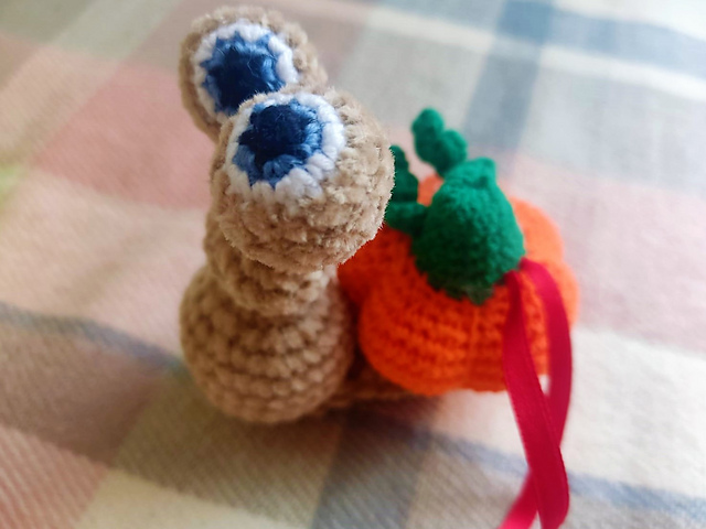 Keychain Snail with Pumpkin