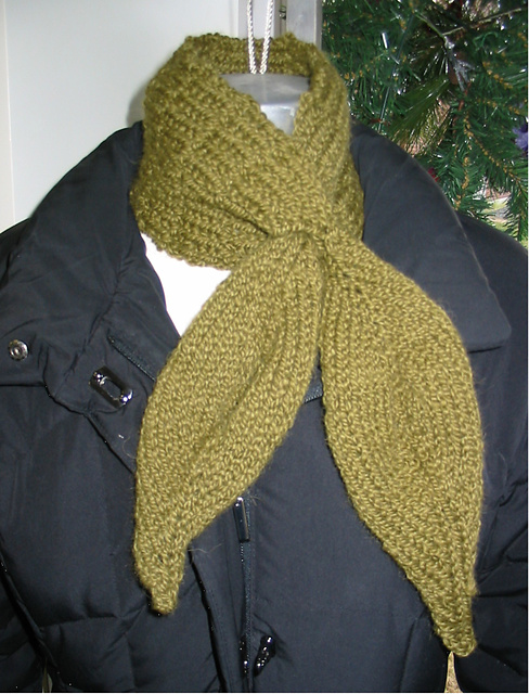 Ravelry: Leaf Loop Neckwarmer pattern by Jada Coyne