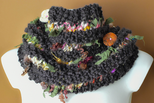 Art Yarn Cowl