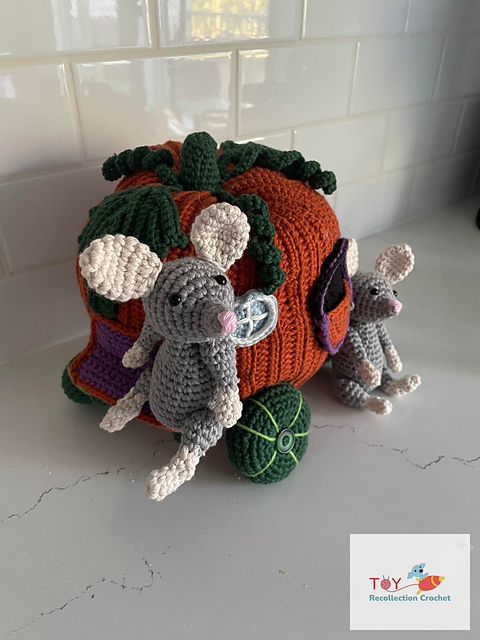 Pumpkin Carriage with mice