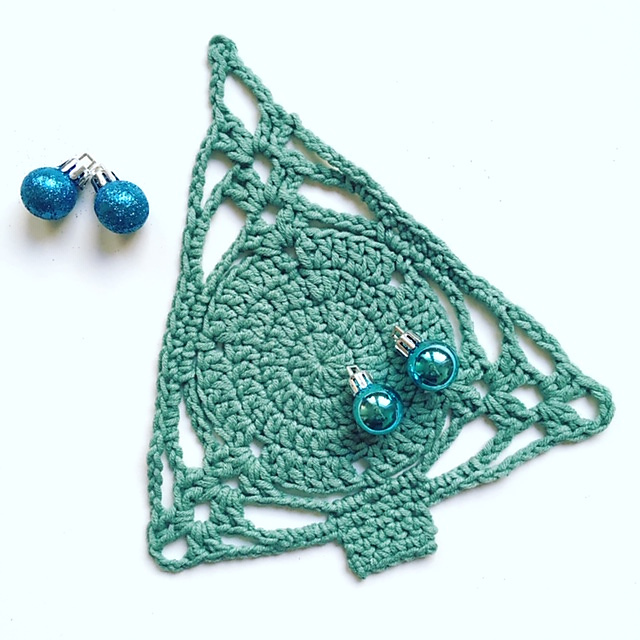 K-Christmas tree wall-hanging