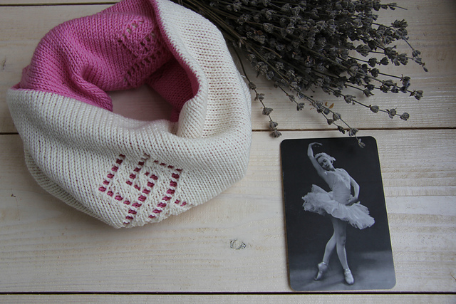 Reversible cowl with lace