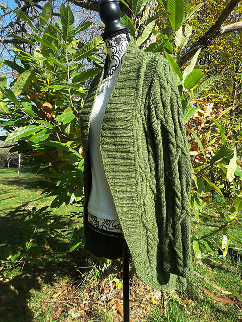# 30 Longjacke im Zopfmuster mit Schalkragen