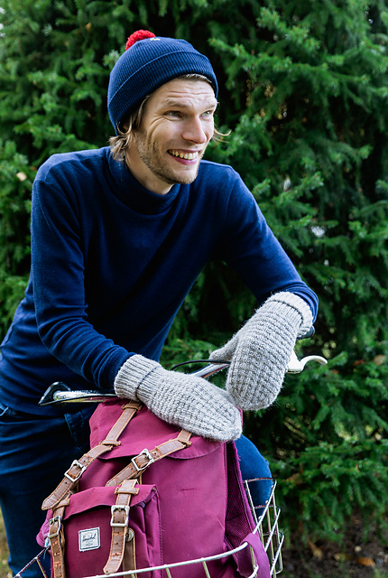 Easy one-skein waffle mittens for men