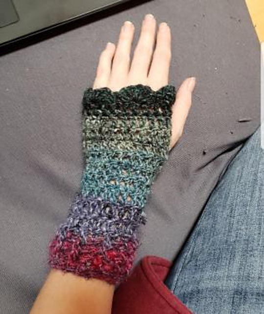 Ribbed Shell Stitch Gloves