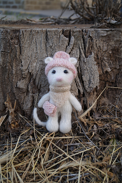 Mouse in a hat