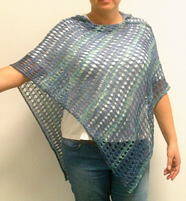 # 58 Poncho mit Lochmuster
