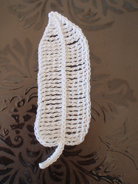 A single crocheted feather (Gehäkelte Feder)