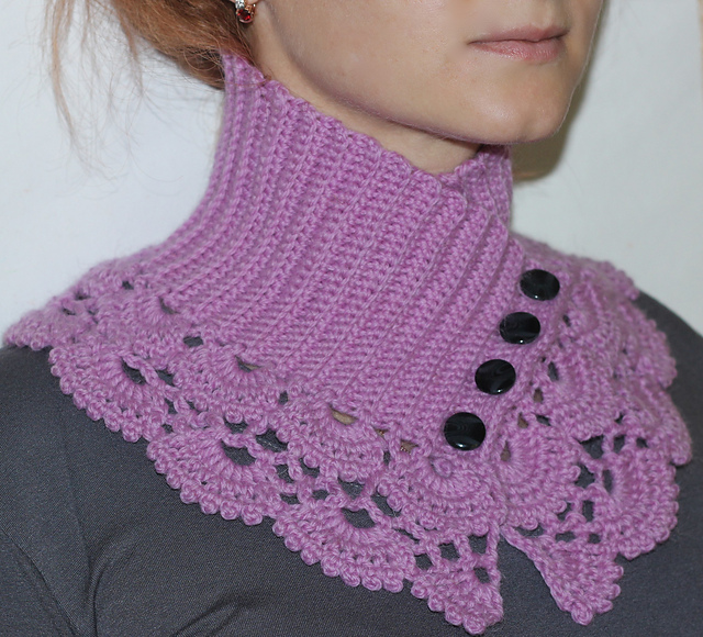 Lace buttoned neckwarmer