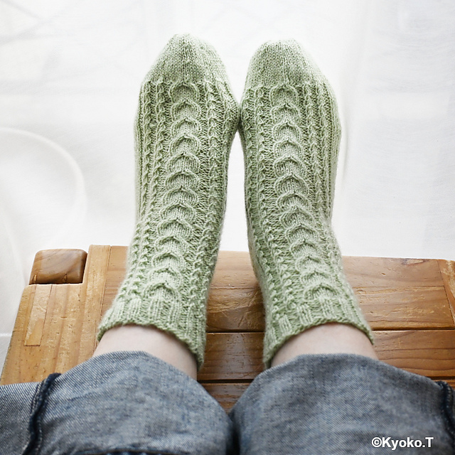 Popcorn Cable Socks