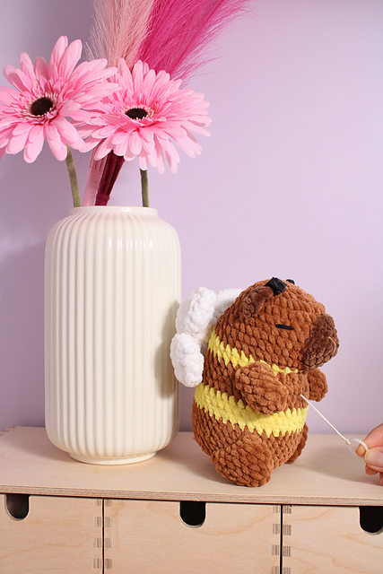 Capybara Bee Pull String Toy