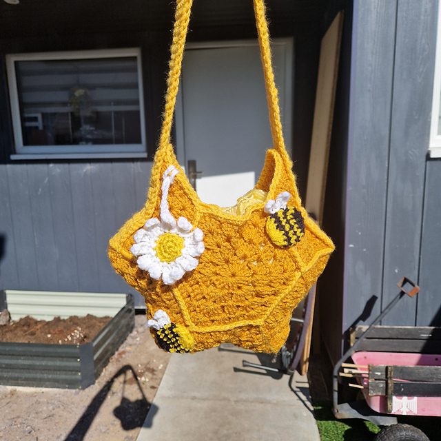 Ravelry: Honeycomb and Bee Bag pattern by L.T.Marshall