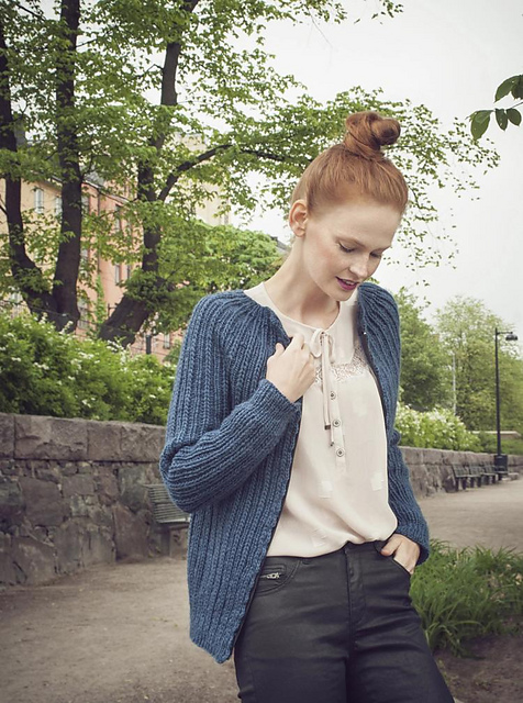Naisen kohoneuletakki