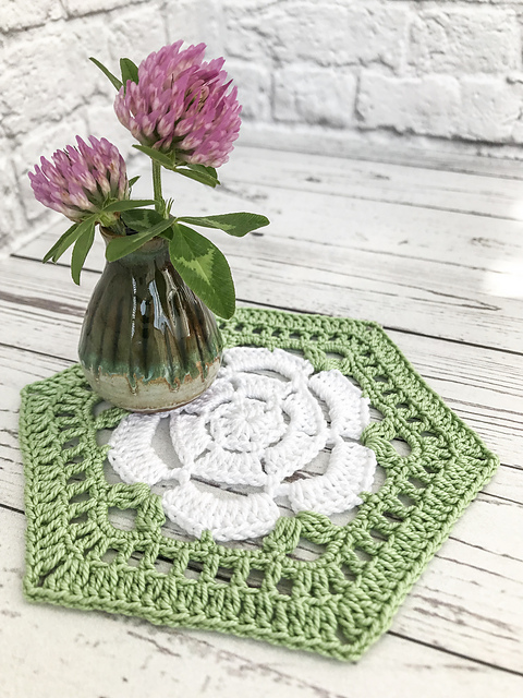 White flower coaster