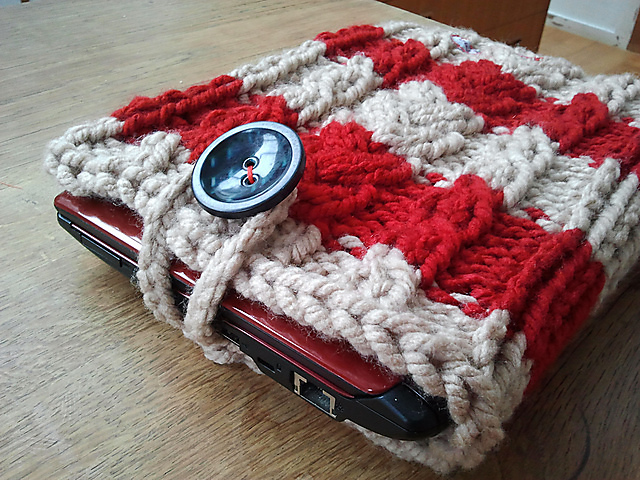 iPad/netbook sleeve with cables