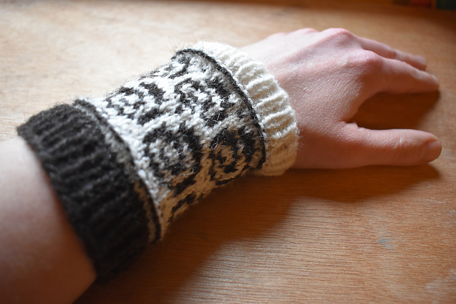 Helicella Virgata wristwarmers