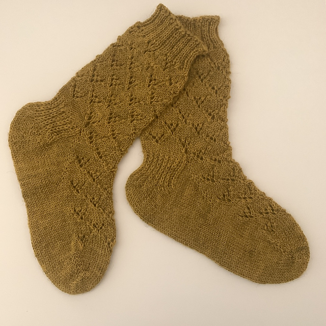 Ravelry: GIngko Socks pattern by L'atelier de H
