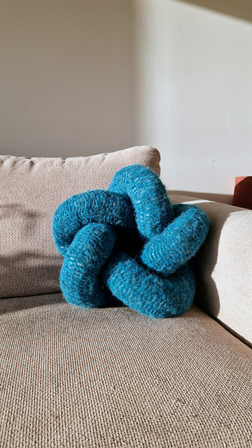 Cinquefoil Knot Cushion